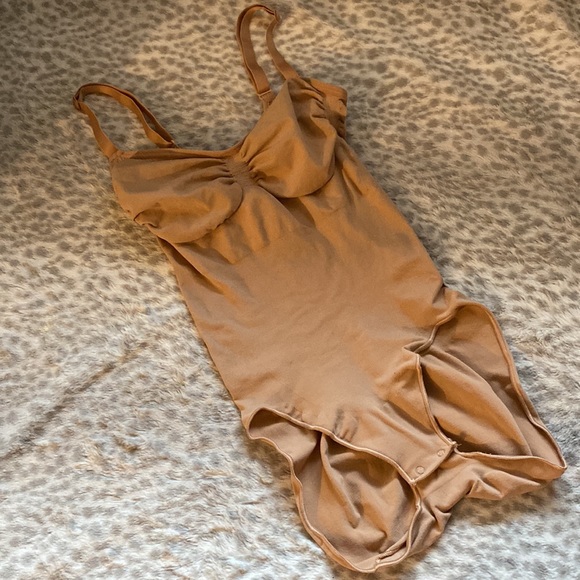 Skims Sculpting Bodysuit - Picture 2 of 5